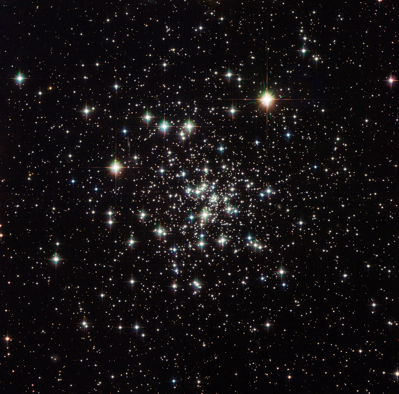 Hubble's 'Chandelier Cluster' Reveals Its Ancient Stars Formed in Two Separate Bursts