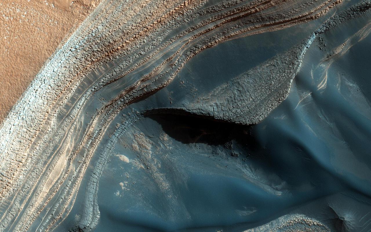 Mars' North Pole Ice Is Far Cleaner Than Models Assumed