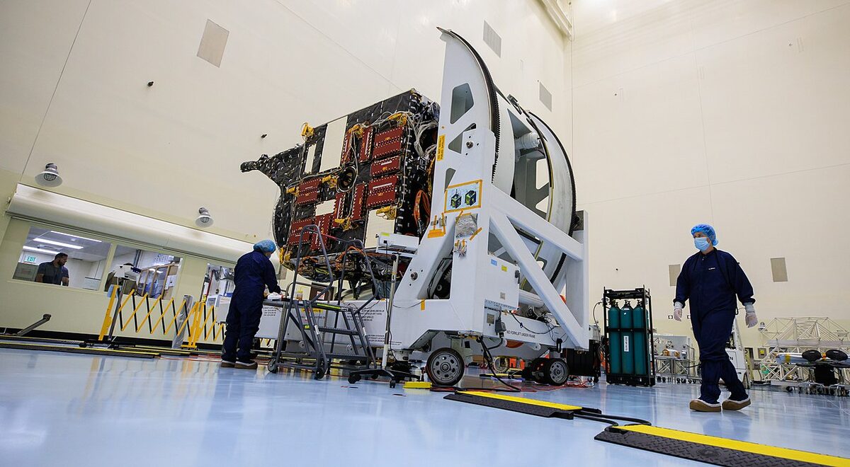 Psyche Spacecraft Unwrapped (KSC-20220503-PH-ILW01 0062)