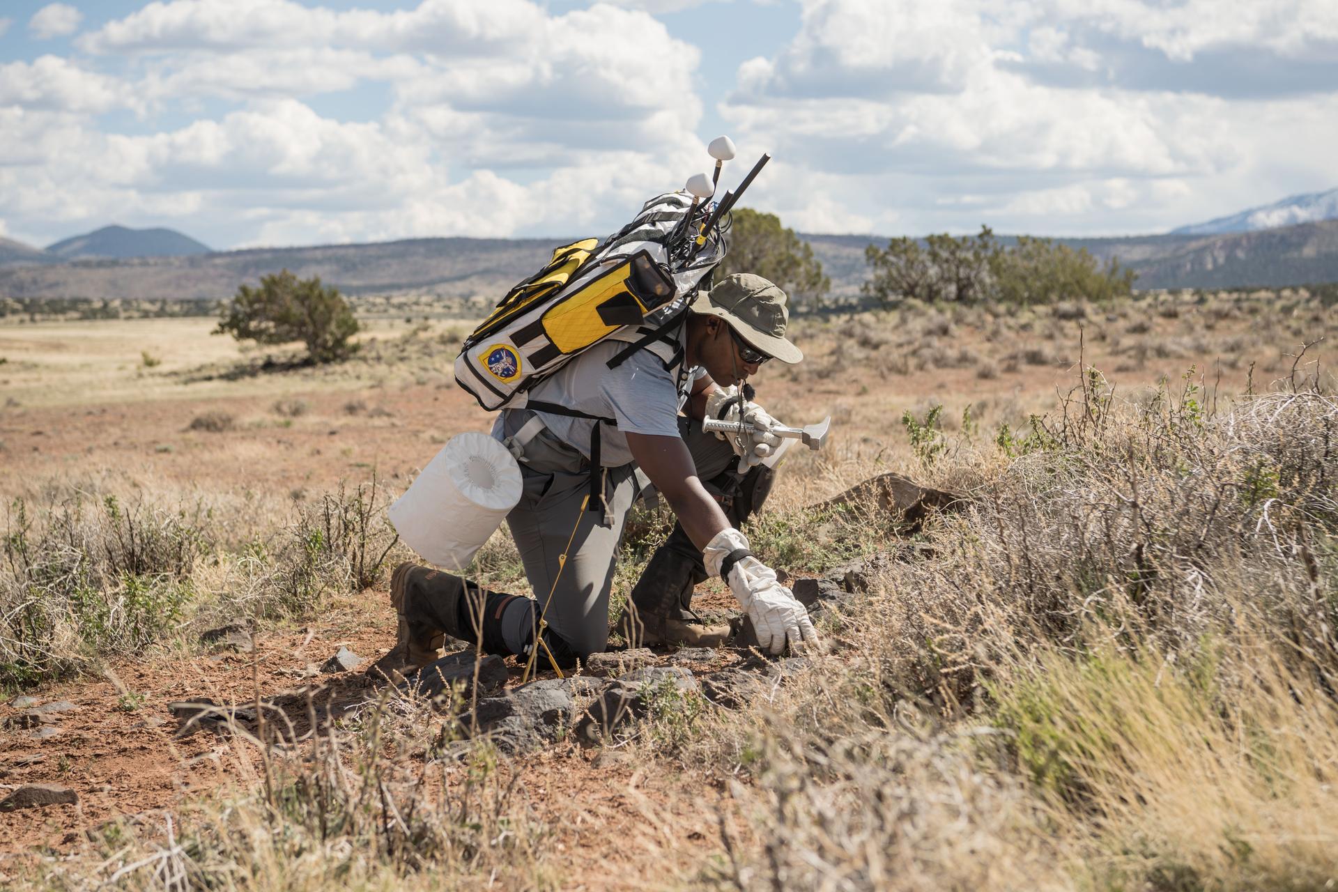 NASA Wants Volunteers to Spend a Year Pretending to Fly to the Moon and Mars