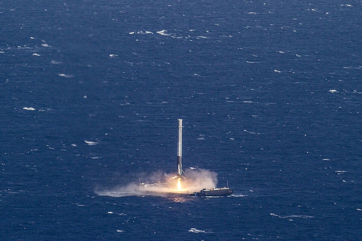 Falcon 9 first stage landing on Droneship